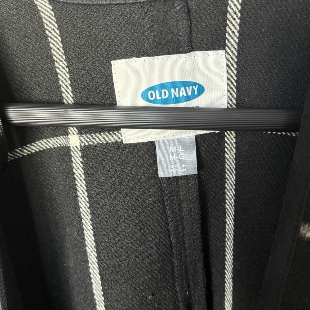 Old Navy Black and White Plaid Shawl Size M-L - Picture 4 of 4
